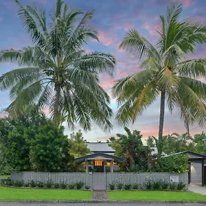 Sweet Creek Cottage, Palm Cove, 200m To Beach, Heated Pool, Pets Holiday home